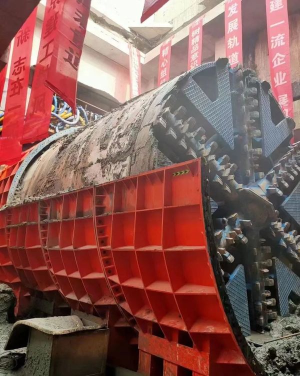 喜訊！?。”本┑罔F17號線左線昨日順利接收成功，北京建工土木工程有限公司攜手河南隧通機械有限公司為中國現(xiàn)代化建設(shè)再立新功！(圖6)