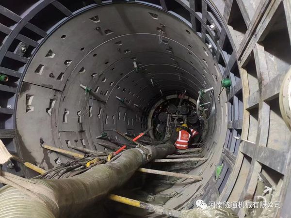 熱烈祝賀鄭州地鐵12號線21.4米長富水細(xì)砂層機(jī)械法聯(lián)絡(luò)通道順利貫通！(圖6)